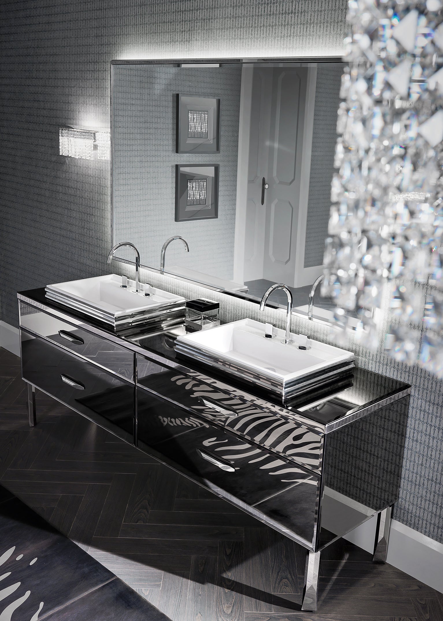 Luxusbadmöbel Hilton Shine, entworfen von Lorenzo Granocchia, mit facettiertem Spiegel Fumé, LED-beleuchtetem Spiegel und hochwertigen Materialien wie Stahl. Designer-Badmöbel Set mit Premium Badewanne und Luxus Waschtisch mit zwei Mineralmarmor-Waschbecken für ein anmutiges Badezimmer. Extravagant, moderne Badezimmermöbel zum Verlieben.