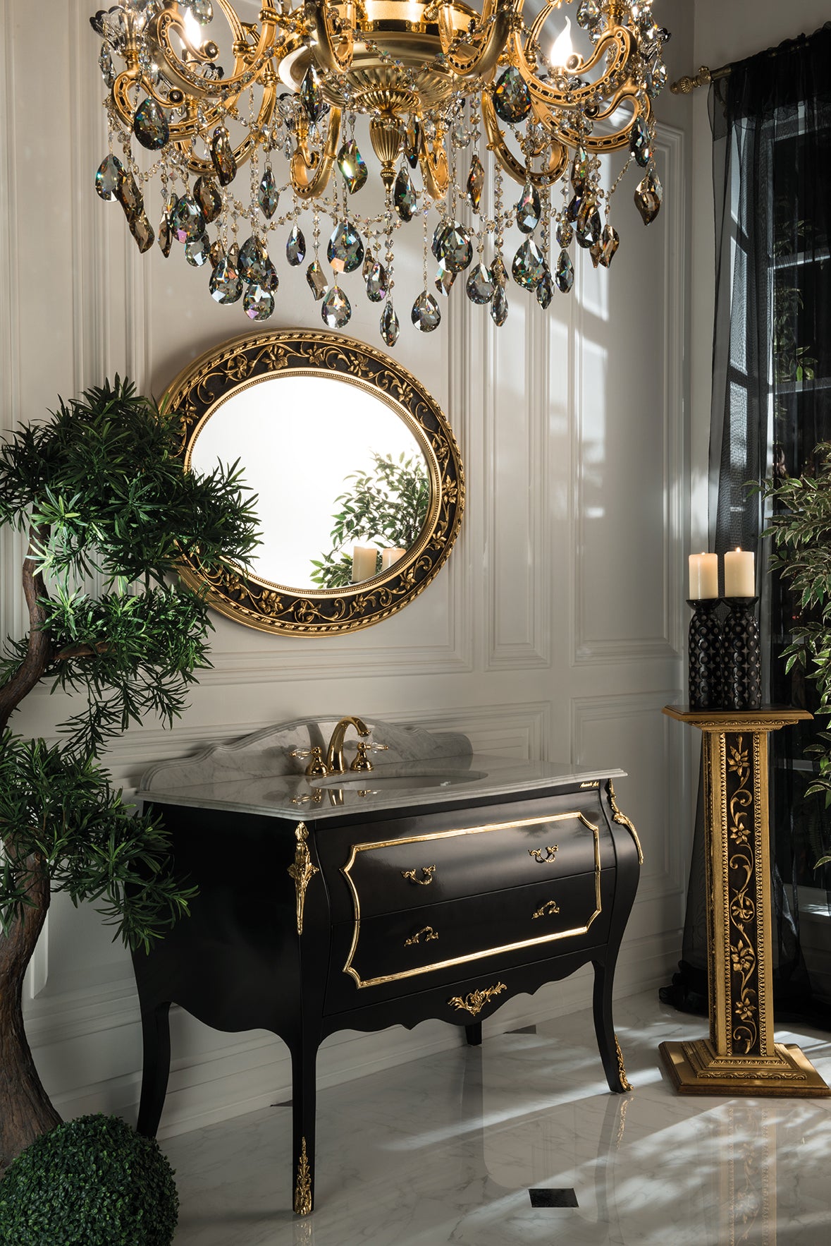 Ein Traum in Schwarz Gold: Edler Waschtisch mit Marmorplatte Waschbecken in der Ausführung Schwarz Gold, mit extravagantem Spiegel. Feinster Bianca Carrera Marmor und goldene Ornamente verzieren den Korpus aus Holz. Entdecken Sie jetzt Perla Nera Schwarz Gold.Edle Badmöbel? Tiamont.