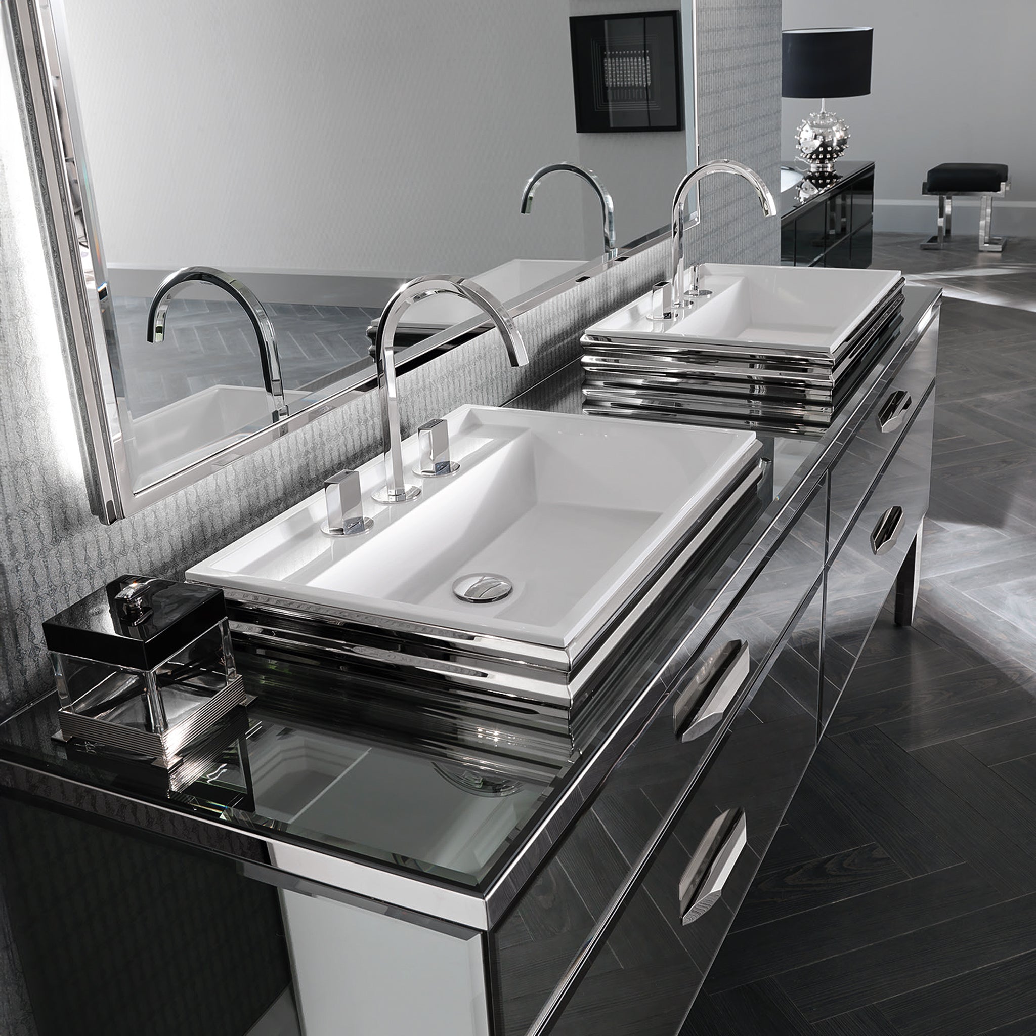 Luxusbadmöbel Hilton Shine, entworfen von Lorenzo Granocchia, mit facettiertem Spiegel Fumé in tiefem Grau, LED-beleuchtetem Spiegel und hochwertigen Materialien wie Stahl. Designer-Badmöbel Set mit Premium Badewanne und Luxus Waschtisch mit zwei Mineralmarmor-Waschbecken für ein anmutiges Badezimmer.