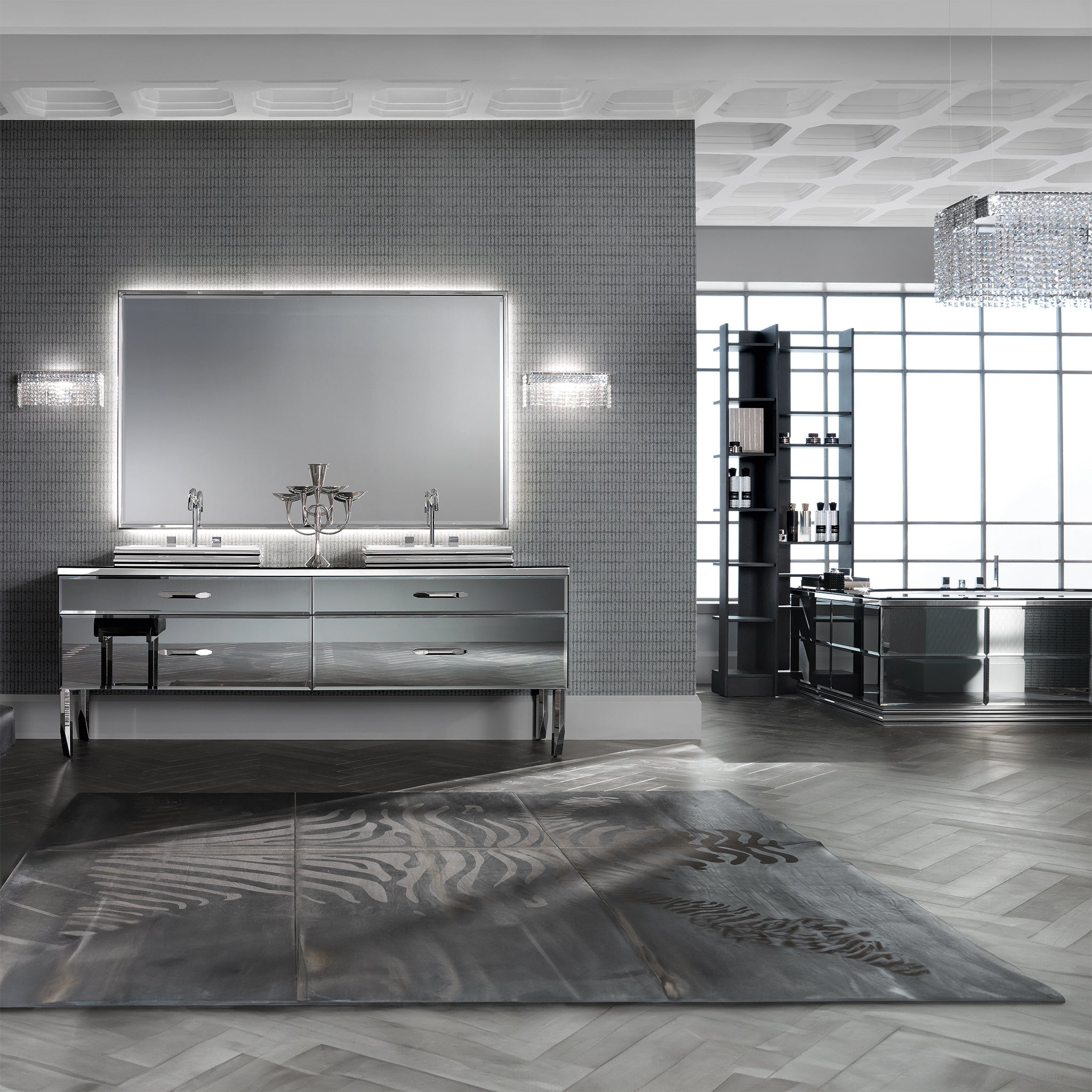 Luxusbadmöbel Hilton Shine, entworfen von Lorenzo Granocchia, mit facettiertem Spiegel Fumé, LED-beleuchtetem Spiegel und hochwertigen Materialien wie Stahl. Designer-Badmöbel Set mit Premium Badewanne und Luxus Waschtisch mit zwei Mineralmarmor-Waschbecken für ein anmutiges Badezimmer. Edle Badmöbel? Tiamont.