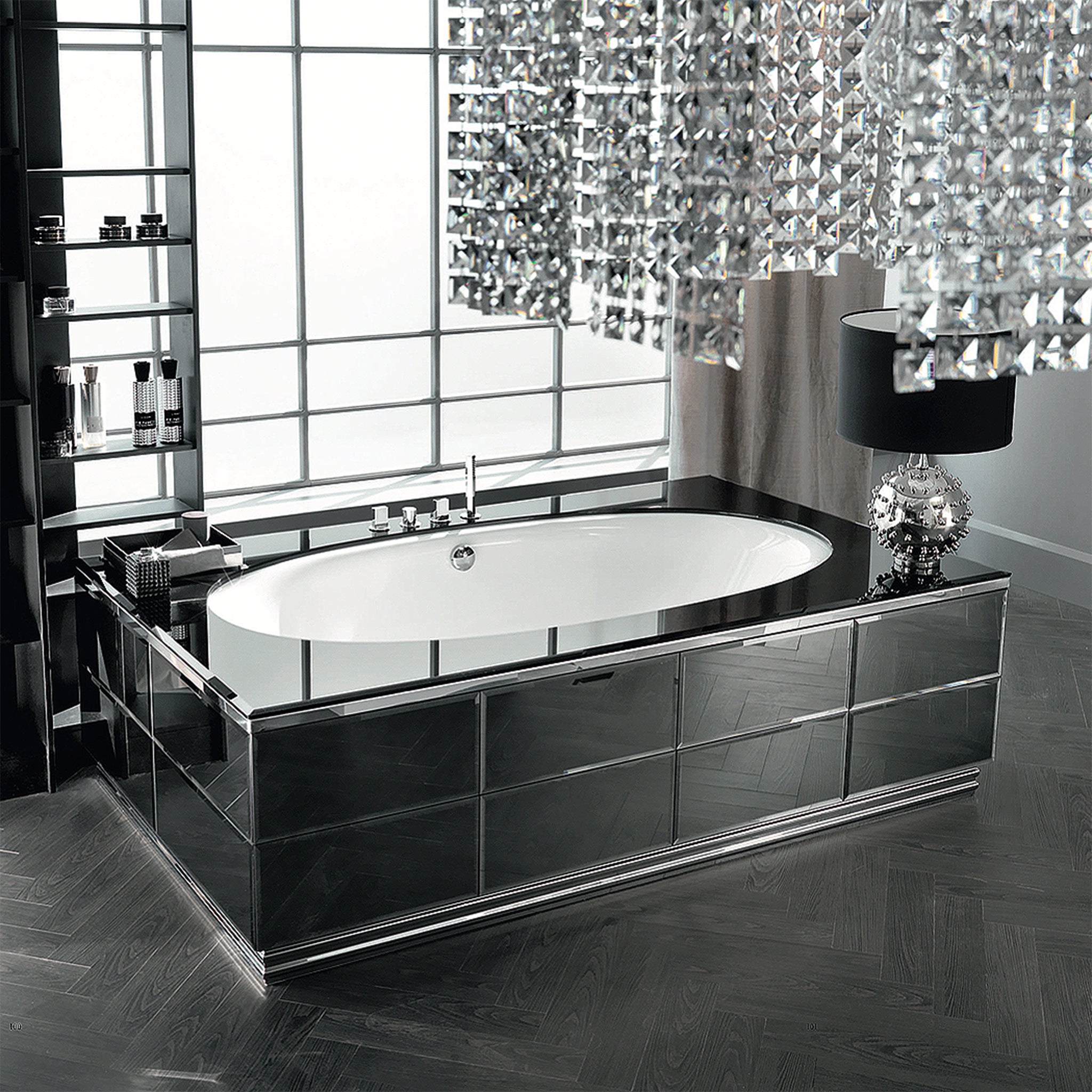 Luxusbadmöbel Hilton Shine, entworfen von Lorenzo Granocchia, mit facettiertem Spiegel Fumé, LED-beleuchtetem Spiegel und hochwertigen Materialien wie Stahl. Designer-Badmöbel Set mit Design-Badewanne und Luxus Waschtisch mit zwei Mineralmarmor-Waschbecken für ein anmutiges Badezimmer. Edle Badmöbel? Tiamont.