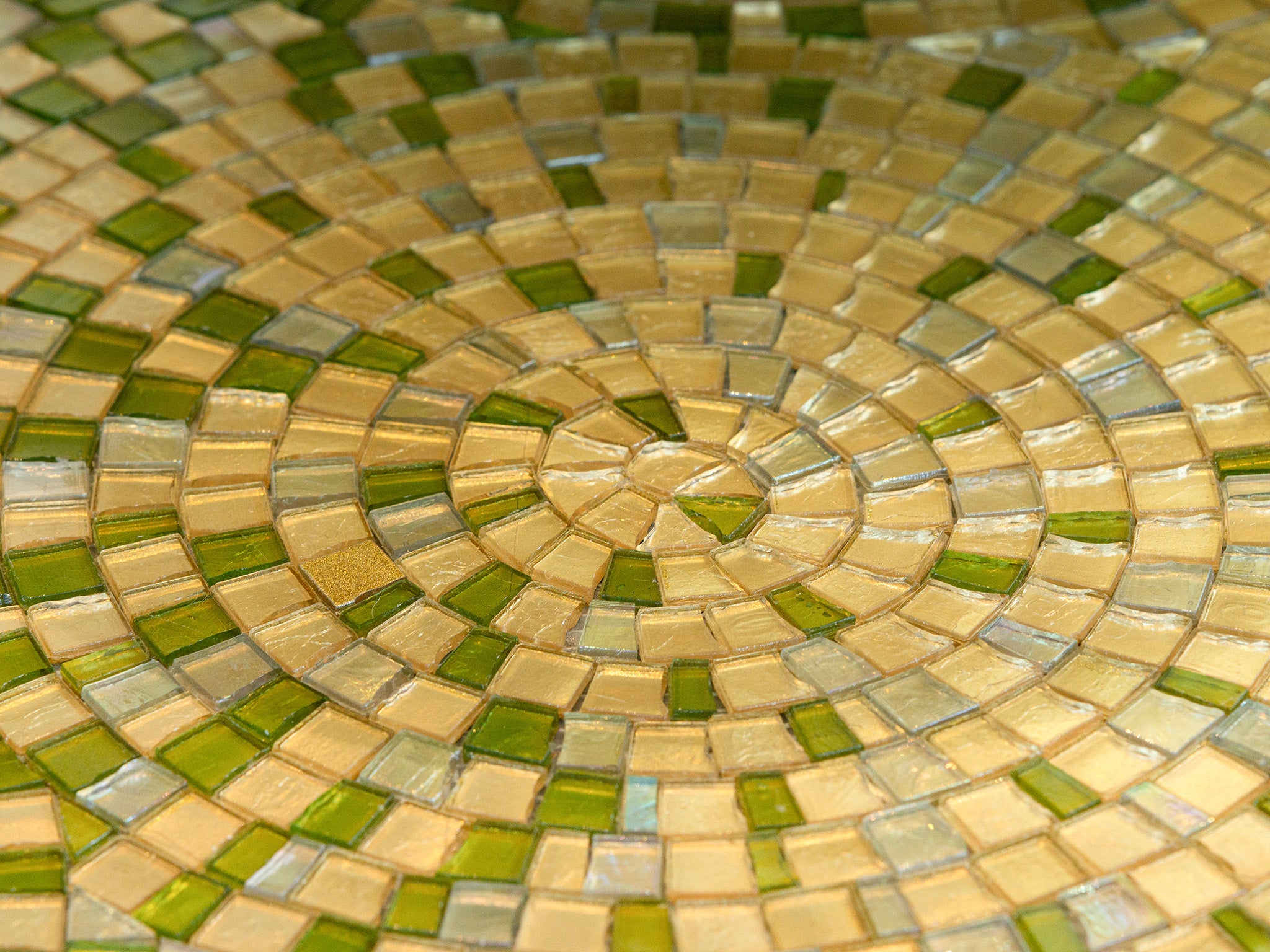 Künstlerische Mosaike bilden die Basis für Ihre einzigartige Waschtischplatte. Dazu das  Aufsatzwaschbecken "Doh" aus Glas, rund und in Gold. Ein perfektes Design-Waschbecken mit feiner Rillentextur. Aus italienischer Handwerkskunst entsteht dieses funkelnde Ensemble. Jetzt im Tiamont Shop. 