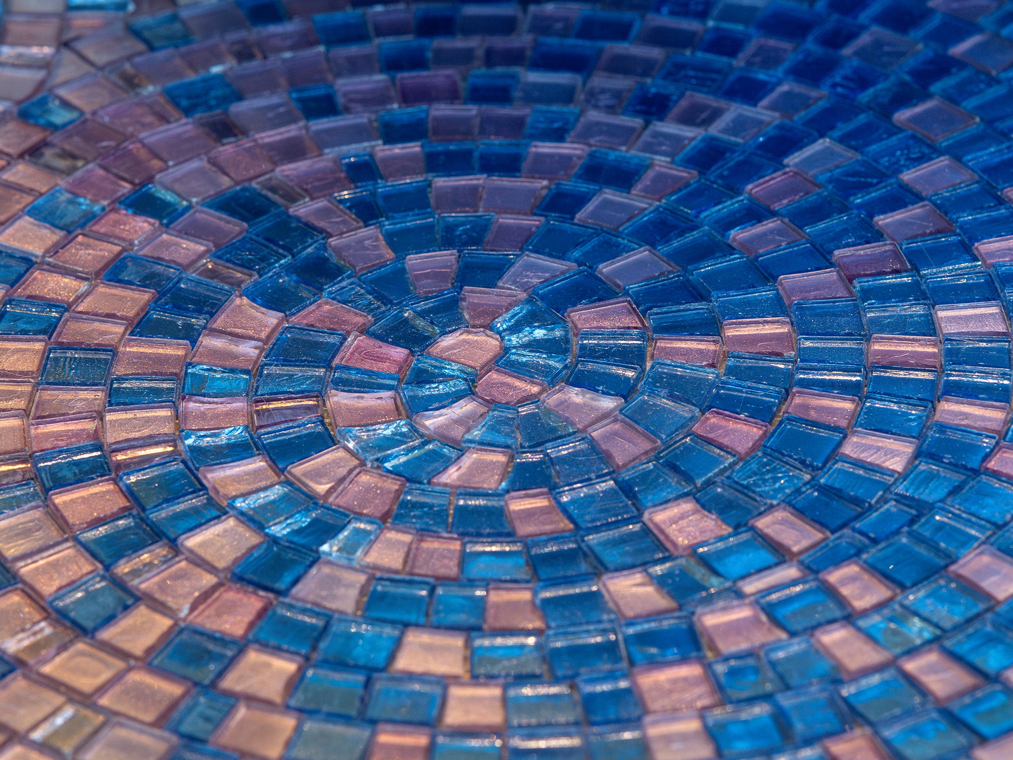 Künstlerische Mosaike bilden die Basis für Ihre einzigartige Waschtischplatte. Dazu das  Aufsatzwaschbecken "Doh" aus Glas, rund und in Blau. Ein perfektes Design-Waschbecken mit feiner Rillentextur. Aus italienischer Handwerkskunst entsteht dieses funkelnde Ensemble. Jetzt im Tiamont Shop. 