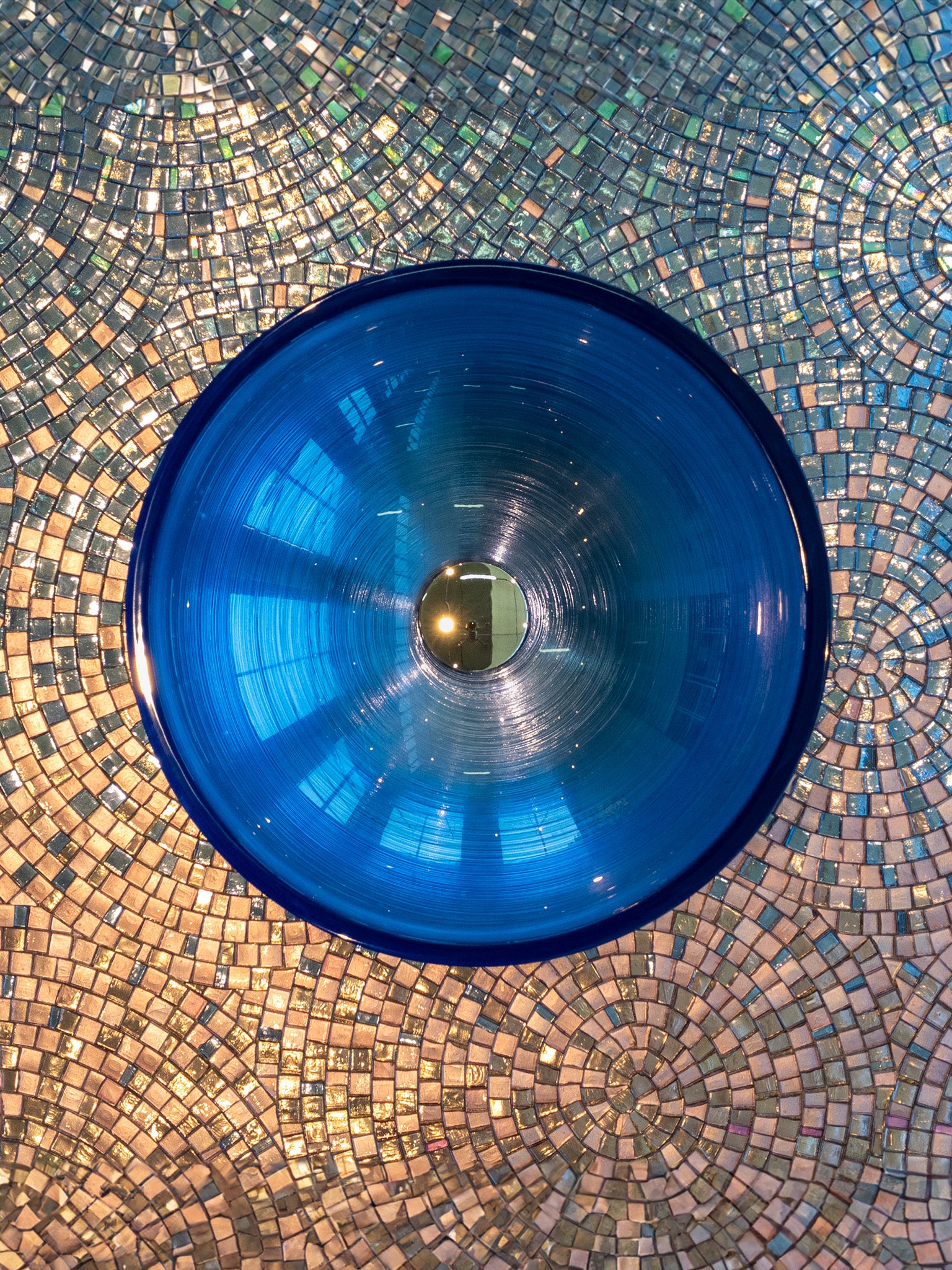 Aufsatzwaschbecken aus Glas, rund und in Blau. Ein perfektes Design-Waschbecken mit Rillentextur. Aus italienischer Handwerkskunst entsteht dieses funkelnde Glaswaschbecken mit perfekt ergänzenden Mosaiken. Jetzt im Tiamont Shop. 