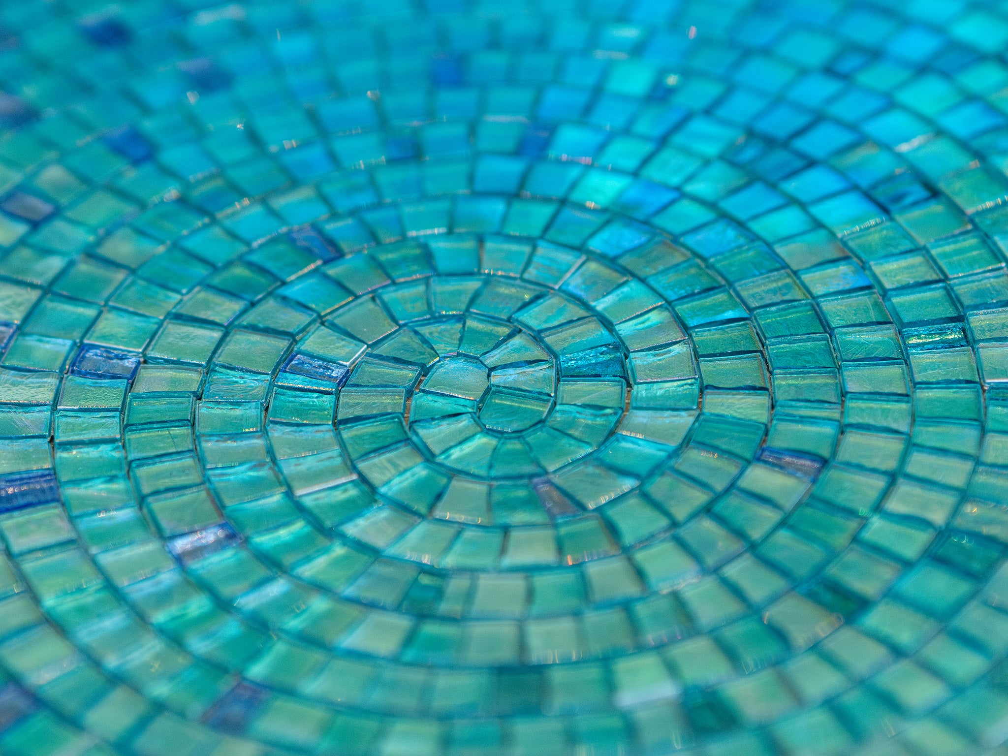 Künstlerische Mosaike bilden die Basis für Ihre einzigartige Waschtischplatte. Dazu das  Aufsatzwaschbecken "Doh" aus Glas, rund und in Türkis. Ein perfektes Design-Waschbecken mit feiner Rillentextur. Aus italienischer Handwerkskunst entsteht dieses funkelnde Ensemble. Jetzt im Tiamont Shop. 