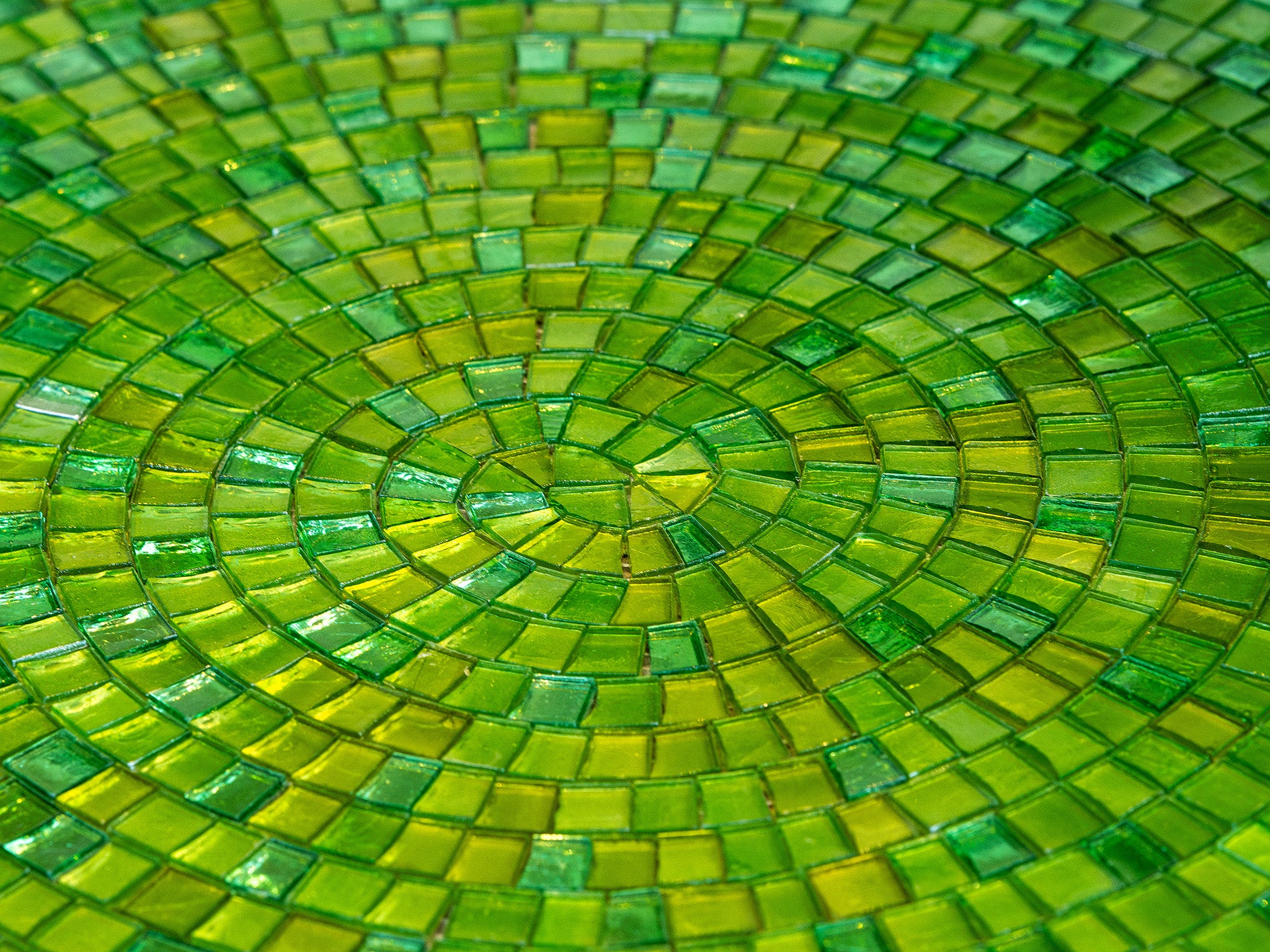 Künstlerische Mosaike bilden die Basis für Ihre einzigartige Waschtischplatte. Dazu das  Aufsatzwaschbecken "Doh" aus Glas, rund und in Grün. Ein perfektes Design-Waschbecken mit feiner Rillentextur. Aus italienischer Handwerkskunst entsteht dieses funkelnde Ensemble. Jetzt im Tiamont Shop. 