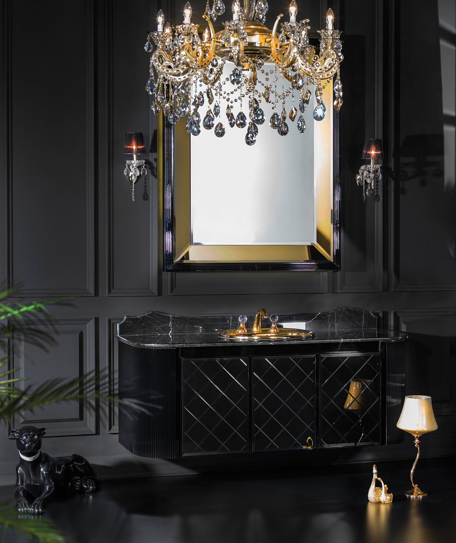 Das extravagante, luxuriöse schwarze Badmöbelset Notte mit Marmorplatte und großem goldenem Spiegel und goldenem Waschbecken bei Tiamont im Online Shop.